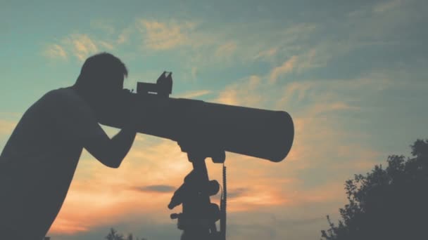 Jeune Homme Ajustant Regardant Travers Télescope Astronomique Dans Soirée — Video