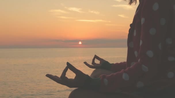 Mujer Joven Practicando Yoga Playa — Vídeo de stock