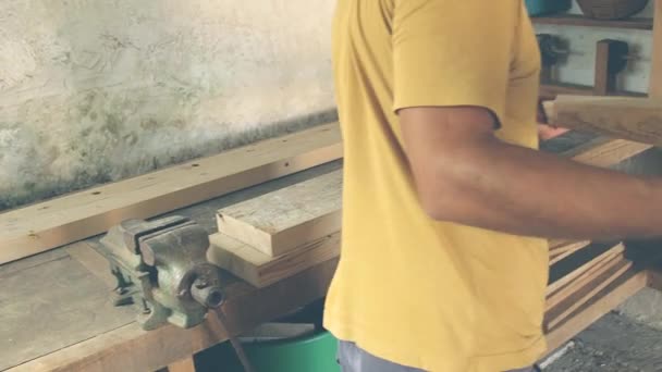 Homme Charpentier Travaillant Avec Des Pièces Bois Dans Son Propre — Video