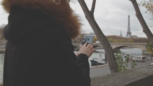 Mujer Joven Usando Teléfono Inteligente Aire Libre Puente Través Del — Vídeo de stock