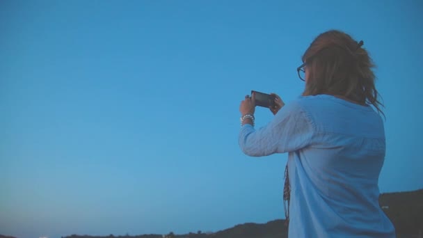 Mujer Haciendo Vídeo Por Noche Utilizando Teléfono Inteligente Exterior — Vídeos de Stock