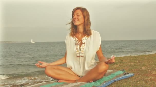 Jonge Vrouw Beoefenen Van Yoga Aan Zee — Stockvideo