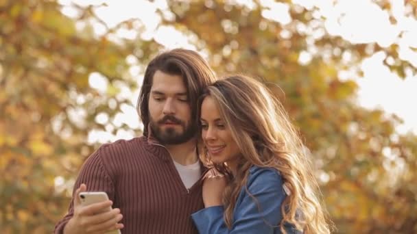 Cuplu Tineri Care Întâlnesc Parcul Toamnă Fac Selfie Smartphone — Videoclip de stoc