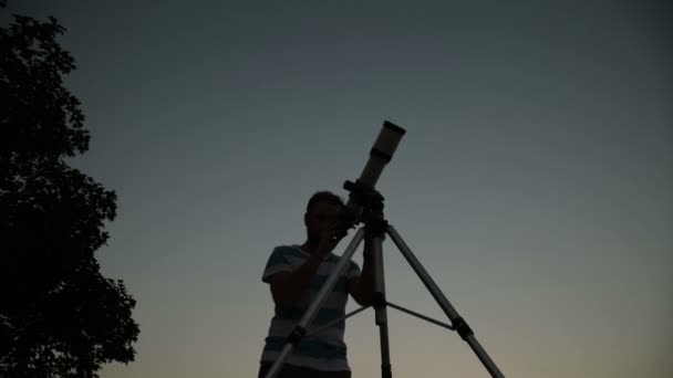 Uomo Con Telescopio Che Punta Verso Cielo Stellato Notturno — Video Stock