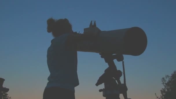 Junge Frau Blickt Abends Durch Astronomisches Teleskop — Stockvideo