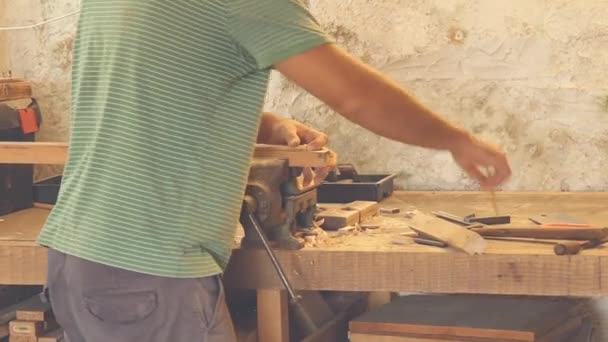 Плотник Работающий Деревянными Деталями Собственном Офисе — стоковое видео