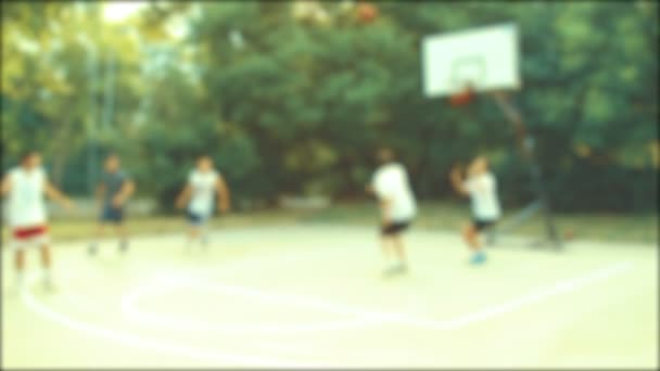 Θολή Προβολή Των Ανδρών Που Παίζει Μπάσκετ Στην Παιδική Χαρά — Αρχείο Βίντεο