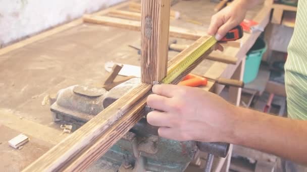 Homem Carpinteiro Trabalhando Com Peças Madeira Próprio Escritório — Vídeo de Stock