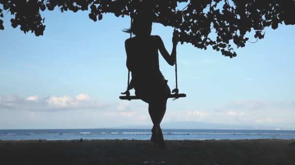 Jovem Mulher Balançando Praia Tropical Arenosa — Vídeo de Stock