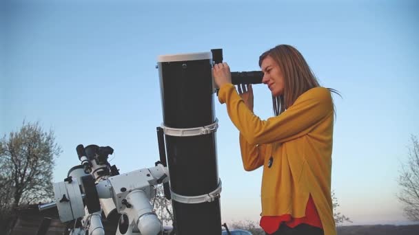 Młoda Kobieta Pomocą Teleskopu Odkryty — Wideo stockowe