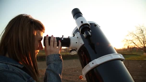 Jeune Femme Regardant Travers Télescope Astronomique Ciel Dans Soirée — Video