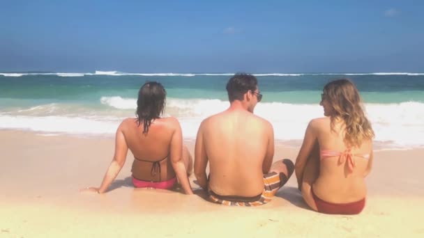Friends Enjoying Time Sitting Sandy Tropical Beach — Stock Video