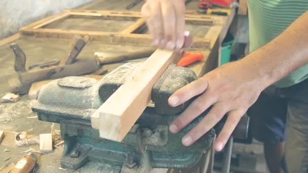 Homem Carpinteiro Trabalhando Com Peça Madeira Removendo Camadas Ruins — Vídeo de Stock