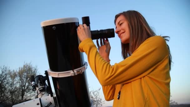 Junge Frau Blickt Abends Durch Das Astronomische Teleskop Den Himmel — Stockvideo