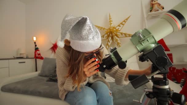 Boże Narodzenie Nowy Rok Radość Teleskop Astronomia Ładna Dziewczyna — Wideo stockowe