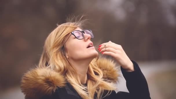 Mladá Žena Brýlích Pocit Bolesti Hlavy Kýchání Parku — Stock video