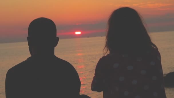 Silhouet Van Het Paar Genieten Van Zonsondergang Zee — Stockvideo