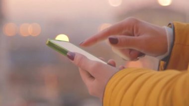 Bulanık şehir özgeçmişlerine Smartphone kullanarak eller