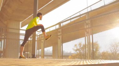 Sportif adam açık egzersiz sırasında ısınma.