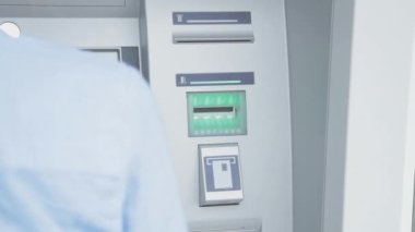Kredi kartı Atm içinde koyarak kadın