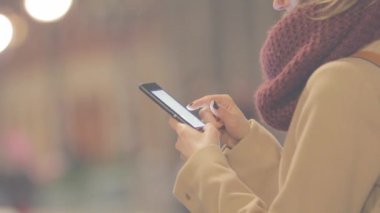 Bulanık şehir özgeçmişlerine Smartphone kullanarak eller