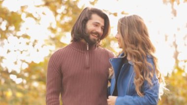 Sonbahar parkta genç Çift