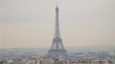 Eyfel Kulesi Tour Eiffel, Paris, Fransa görünümünü gözlemleyerek.