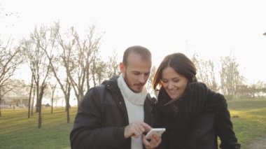 Smartphone birlikte üzerinde kentsel arka plan bulanık kullanarak çift