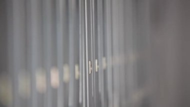 Sarı zarf koyarak adam görünümünü kırpılmış