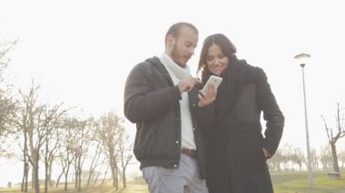 Smartphone birlikte üzerinde kentsel arka plan bulanık kullanarak çift