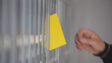 Sarı zarf posta kutusundan yaptırmayı adam görünümünü kırpılmış