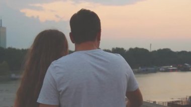 Manzarayı Köprüsü'nde riverside tarafından günbatımında Çift