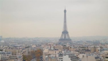 Eyfel Kulesi Tour Eiffel, Paris, Fransa görünümünü gözlemleyerek.