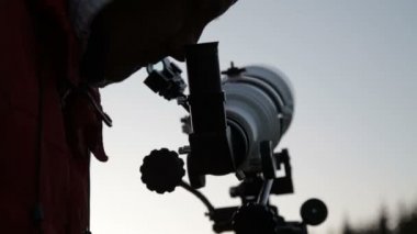 Teleskop açık kullanan adam