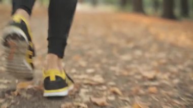 Erkek bacak Park'ta jogging kısmi görünümü