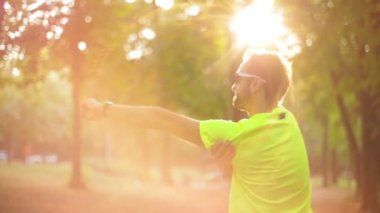 Sportif adam parkta eğitim sırasında ısınma