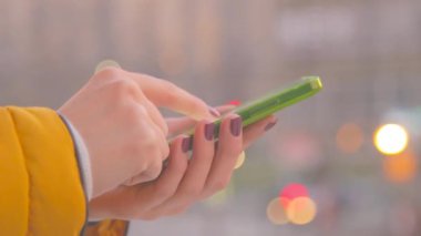 Bulanık şehir özgeçmişlerine Smartphone kullanarak eller