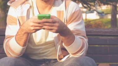 Adam akıllı telefon açık, yakın görünümünü kullanma.