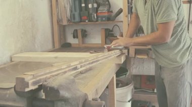 Ahşap tahta ile çalışan adam marangoz kötü katmanları kaldırma.