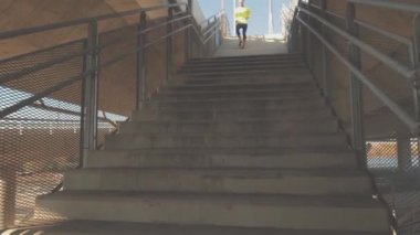 Köprü, kentsel egzersiz eğitim jugging sportif genç adam.