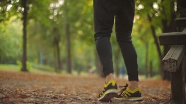 Sportif adam parkta eğitim sırasında ısınma