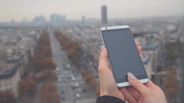 Smartphone üzerinde kentsel arka plan kullanarak eller