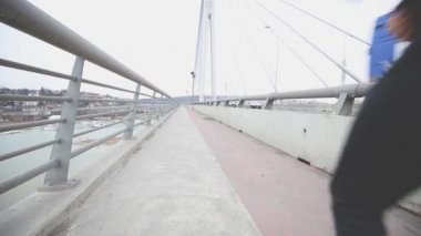 Köprü, kentsel egzersiz eğitim jugging sportif genç adam.