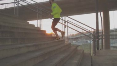 Köprü, kentsel egzersiz eğitim jugging sportif genç adam.