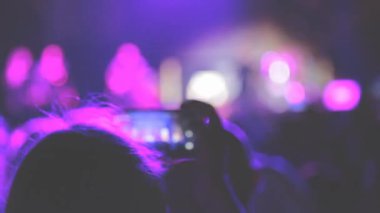 Grup Genç insanlar enjoyig gece Müzik Festivali