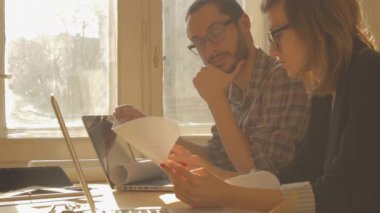 Ofiste çalışan genç Mimarlar grubu.