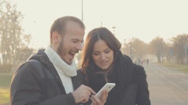 Smartphone birlikte üzerinde kentsel arka plan bulanık kullanarak çift