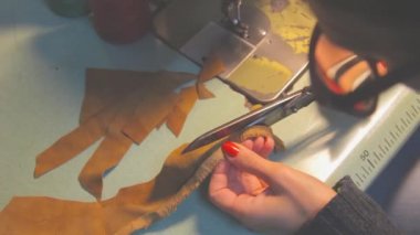 Genç kadın terzi kesme malzeme makas kullanarak kırpılmış görünümü