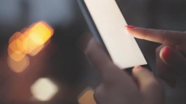 Bulanık şehir özgeçmişlerine Smartphone kullanarak eller