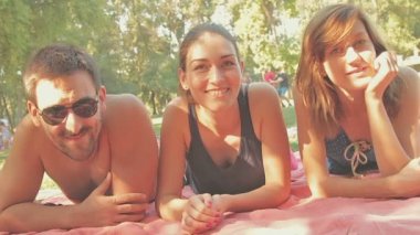 İki kadın ve Pembe battaniye var döşeme, rahatlatıcı ve açık konuşan adam.